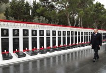Azerbaijani president pays tribute to martyrs (PHOTO)