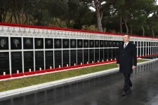 Azerbaijani president pays tribute to martyrs (PHOTO)