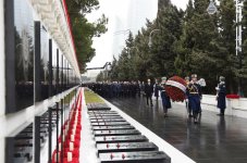 Azerbaijani president pays tribute to martyrs (PHOTO)