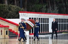 Azerbaijani president pays tribute to martyrs (PHOTO)
