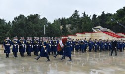 Azerbaijani president pays tribute to martyrs (PHOTO)