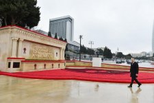 Azerbaijani president pays tribute to martyrs (PHOTO)