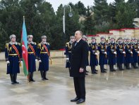 Azerbaijani president pays tribute to martyrs (PHOTO)