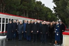 Azerbaijani president pays tribute to martyrs (PHOTO)
