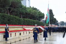 Azerbaijani president pays tribute to martyrs (PHOTO)