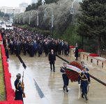 Azerbaijani president pays tribute to martyrs (PHOTO)