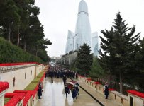 Azerbaijani president pays tribute to martyrs (PHOTO)