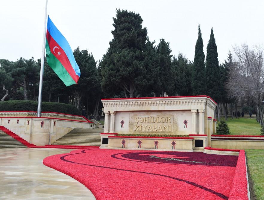 Azerbaijani president pays tribute to martyrs (PHOTO)