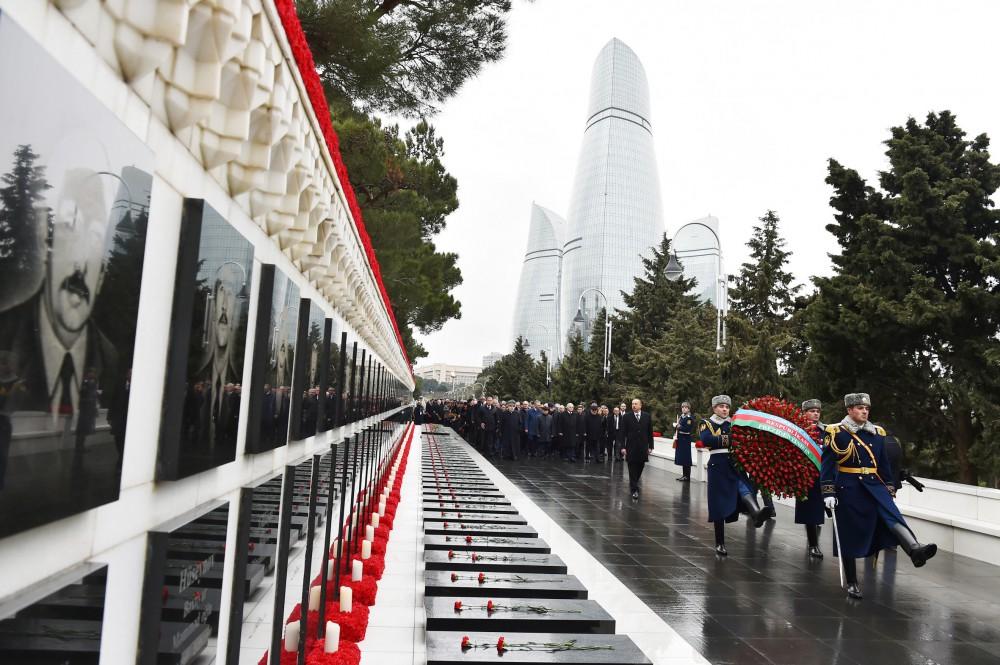 Azerbaijani president pays tribute to martyrs (PHOTO)