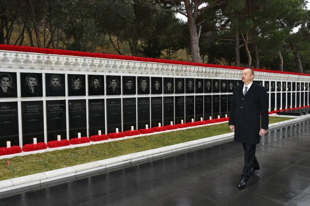 Azerbaijani president pays tribute to martyrs (PHOTO)