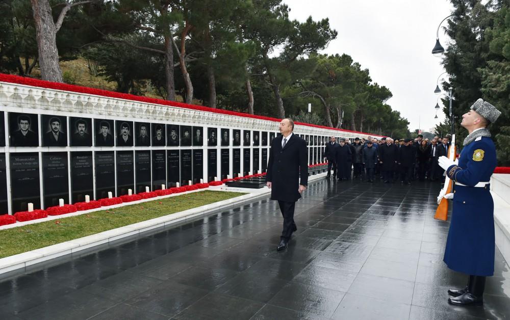 Azerbaijani president pays tribute to martyrs (PHOTO)
