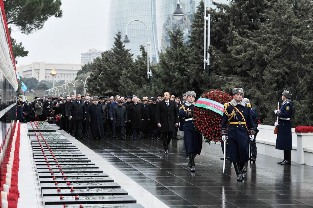 Azerbaijani president pays tribute to martyrs (PHOTO)