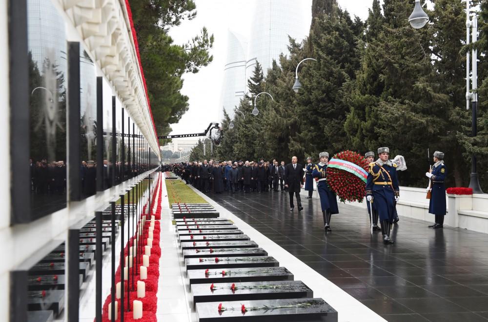 Azerbaijani president pays tribute to martyrs (PHOTO)