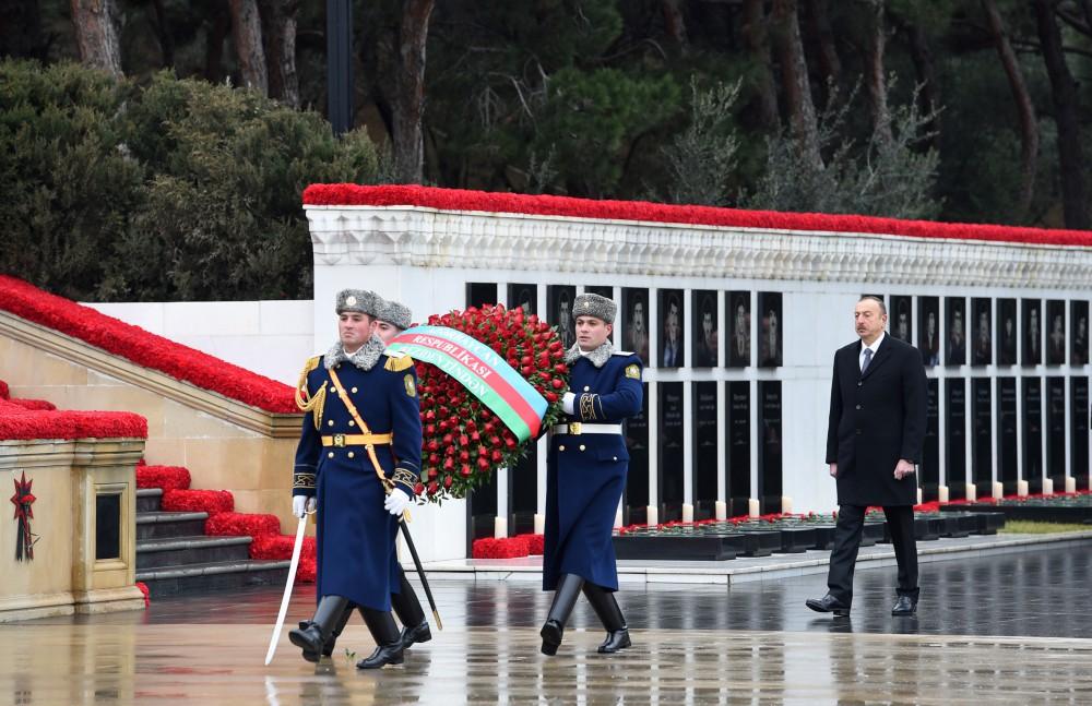 Azerbaijani president pays tribute to martyrs (PHOTO)
