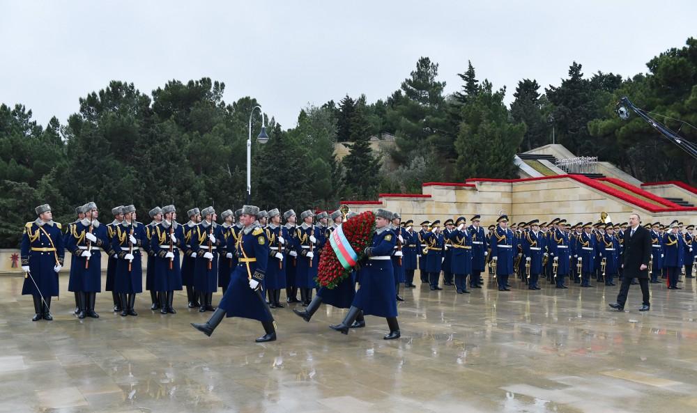 Azerbaijani president pays tribute to martyrs (PHOTO)