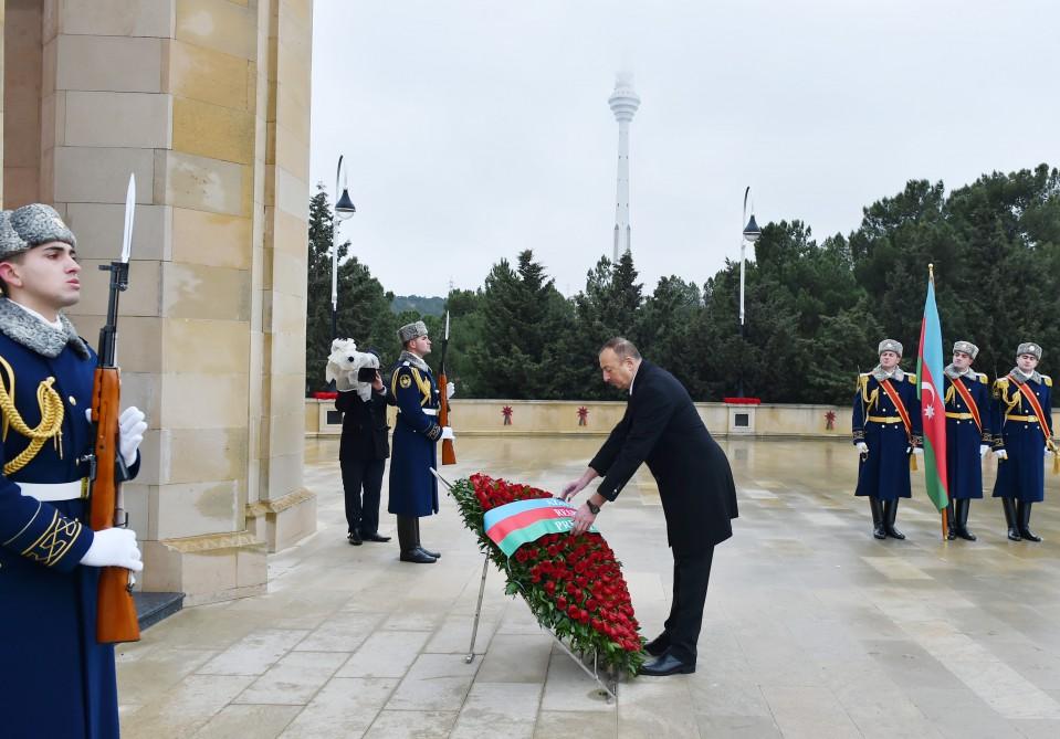 Azerbaijani president pays tribute to martyrs (PHOTO)