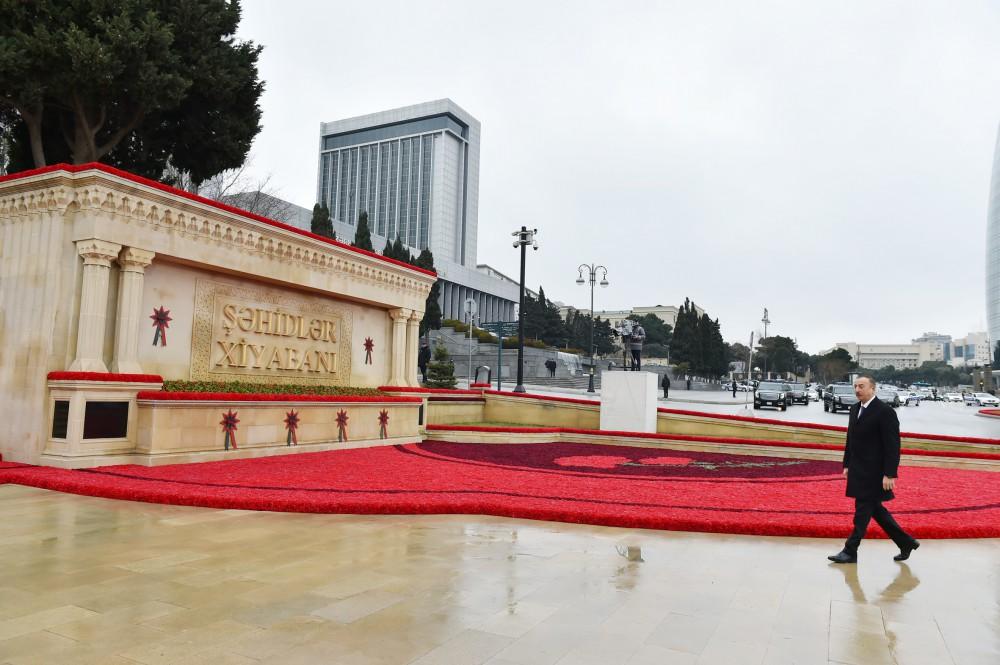Azerbaijani president pays tribute to martyrs (PHOTO)