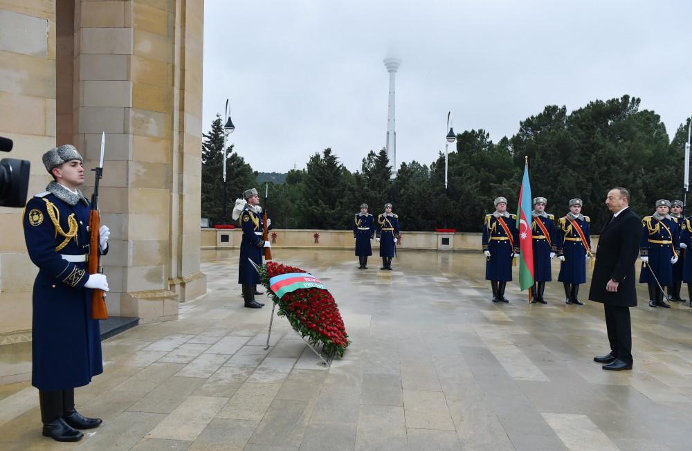 Azerbaijani president pays tribute to martyrs (PHOTO)
