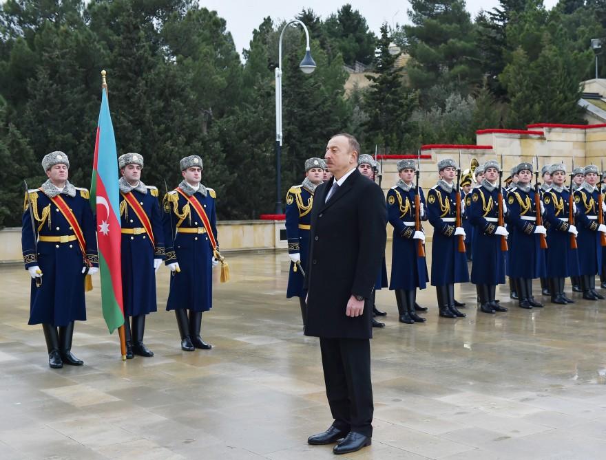 Azerbaijani president pays tribute to martyrs (PHOTO)