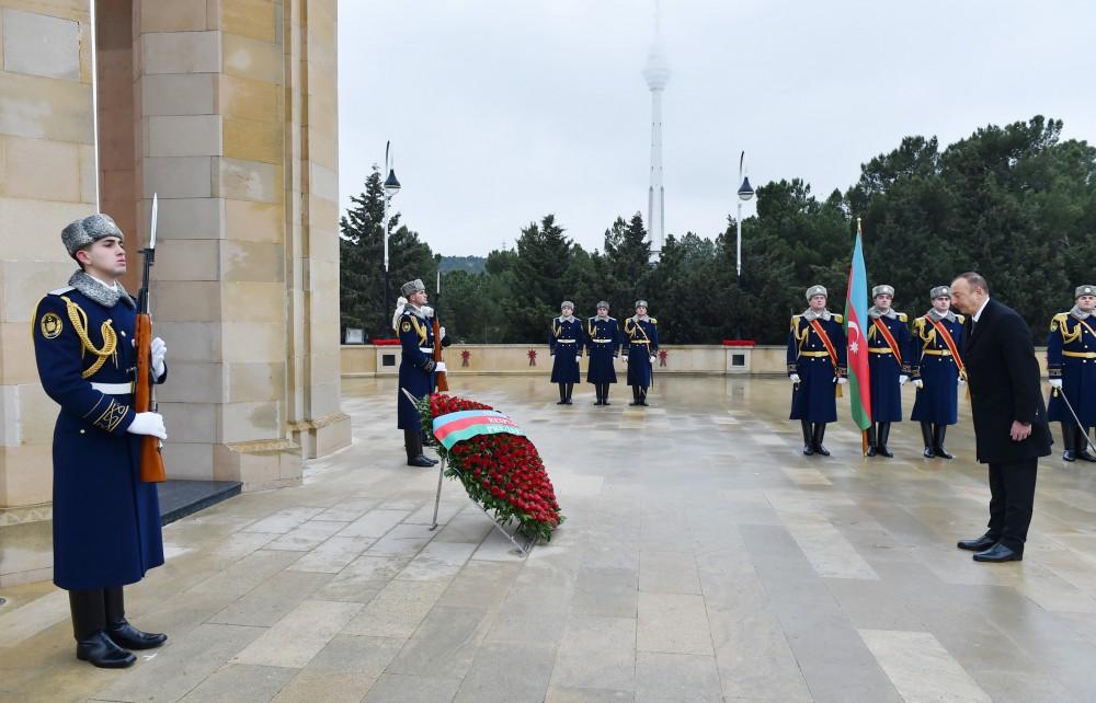 Azerbaijani president pays tribute to martyrs (PHOTO)