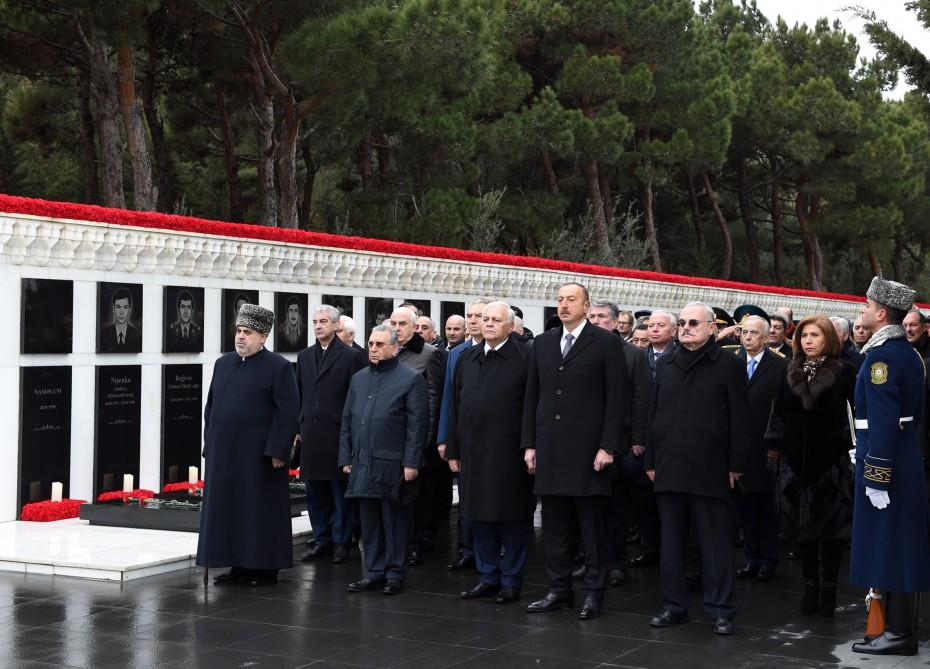 Azerbaijani president pays tribute to martyrs (PHOTO)