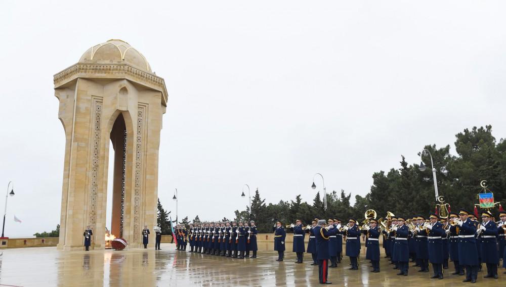Azerbaijani president pays tribute to martyrs (PHOTO)