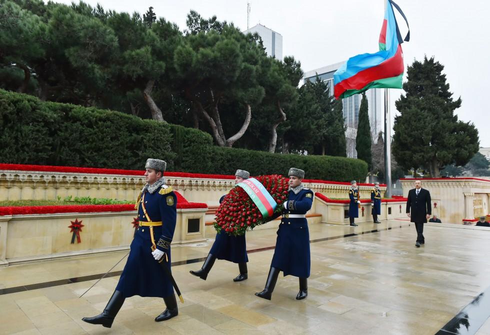 Azerbaijani president pays tribute to martyrs (PHOTO)