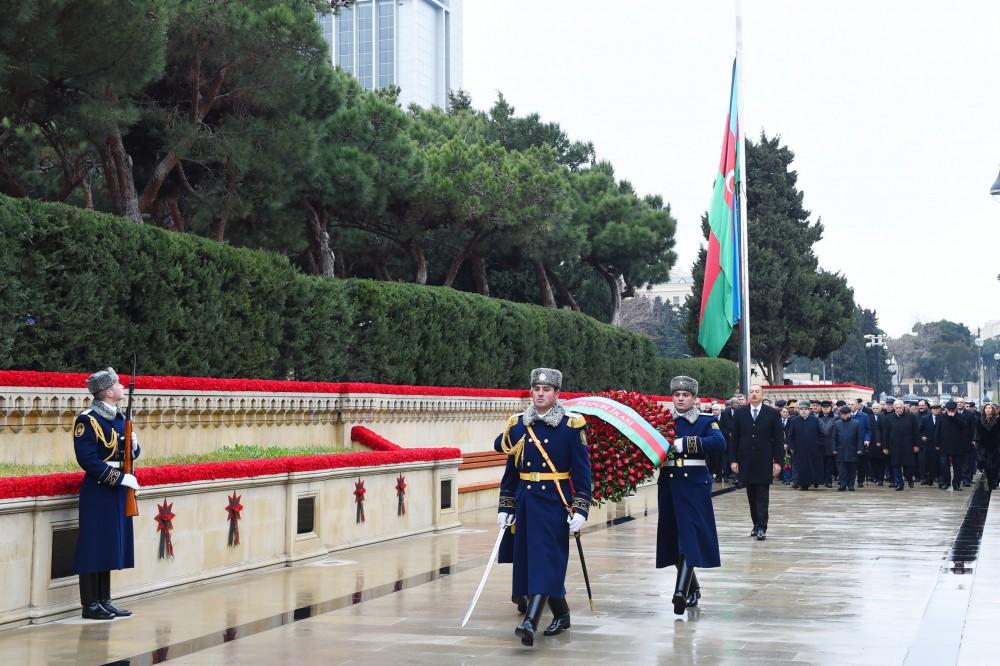 Azerbaijani president pays tribute to martyrs (PHOTO)