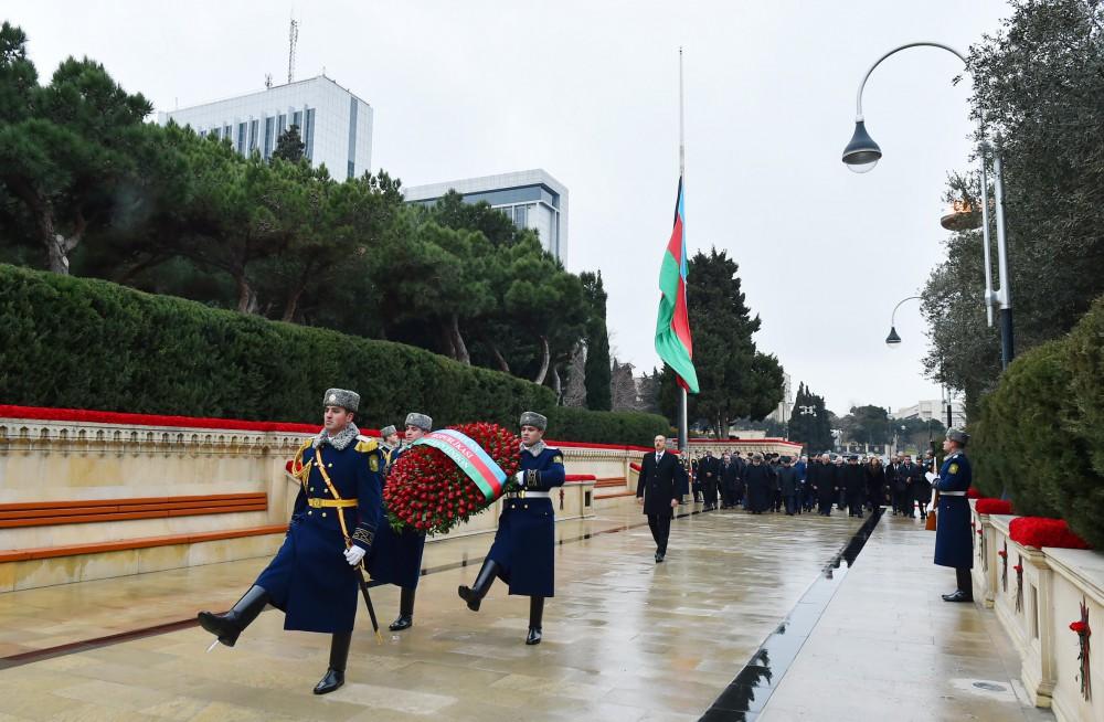 Azerbaijani president pays tribute to martyrs (PHOTO)
