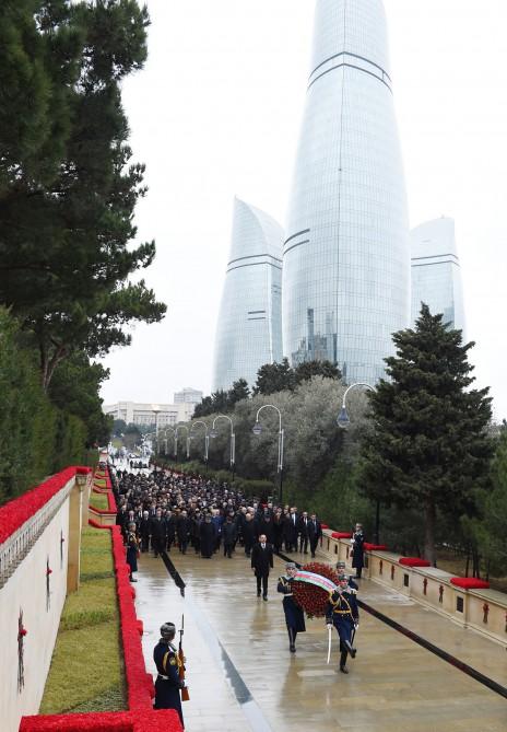 Azerbaijani president pays tribute to martyrs (PHOTO)