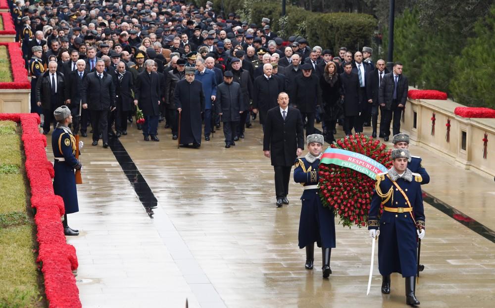 Azerbaijani president pays tribute to martyrs (PHOTO)