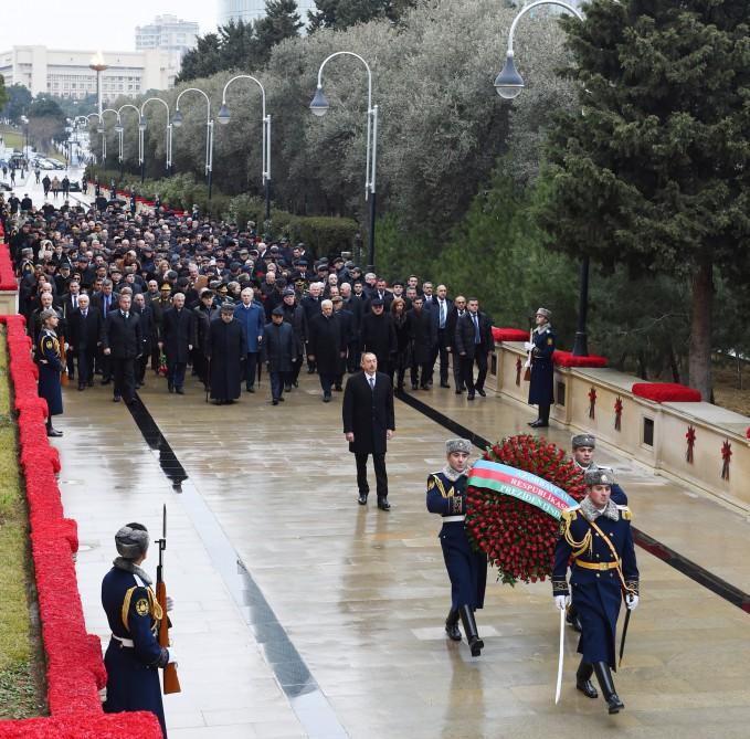 Azerbaijani president pays tribute to martyrs (PHOTO)