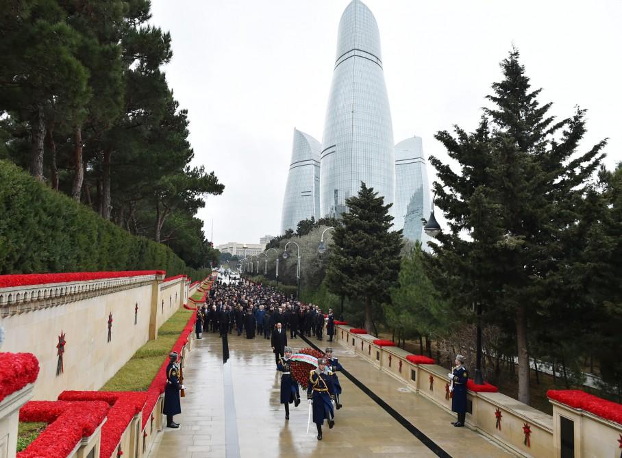 Azerbaijani president pays tribute to martyrs (PHOTO)