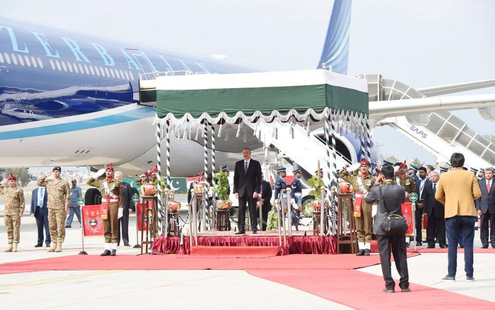 Ilham Aliyev in Pakistan for Summit of the Economic Cooperation Organization (PHOTO)