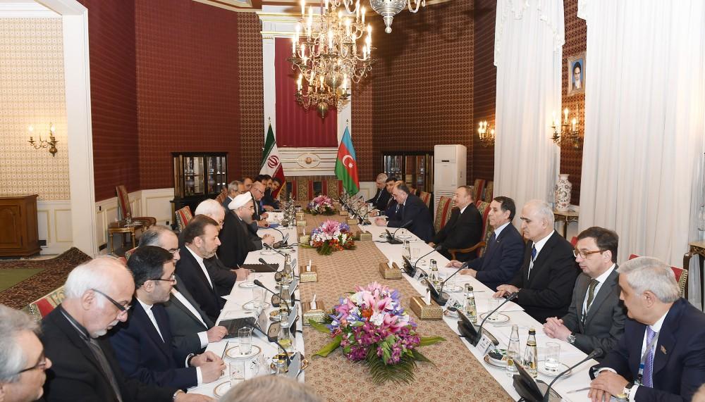 Ilham Aliyev, Hassan Rouhani hold expanded meeting (PHOTO)