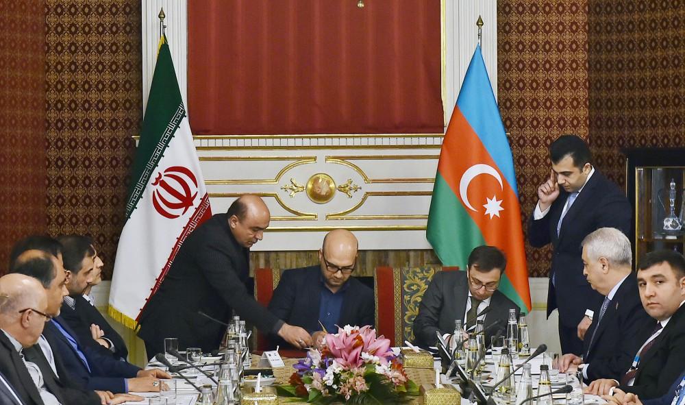 Azerbaijan, Iran sign documents (PHOTO)