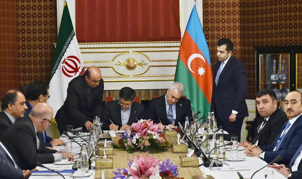 Azerbaijan, Iran sign documents (PHOTO)