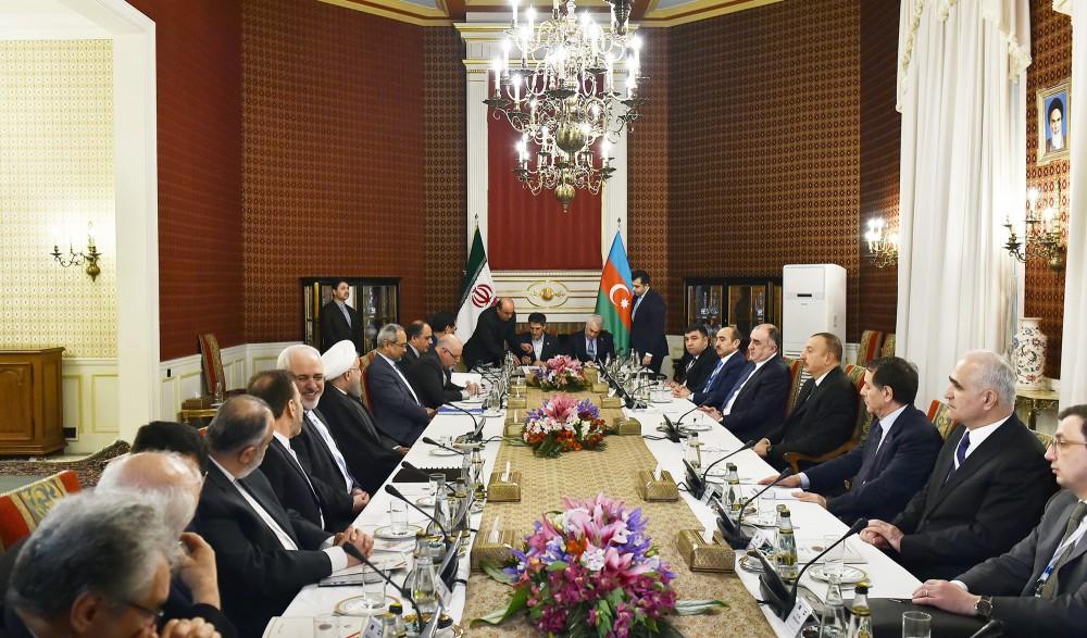 Azerbaijan, Iran sign documents (PHOTO)