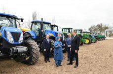 President Aliyev visits cotton plantation in Giragli village (PHOTO)