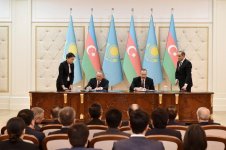 Azerbaijan, Kazakhstan sign documents (PHOTO)
