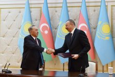 Azerbaijan, Kazakhstan sign documents (PHOTO)