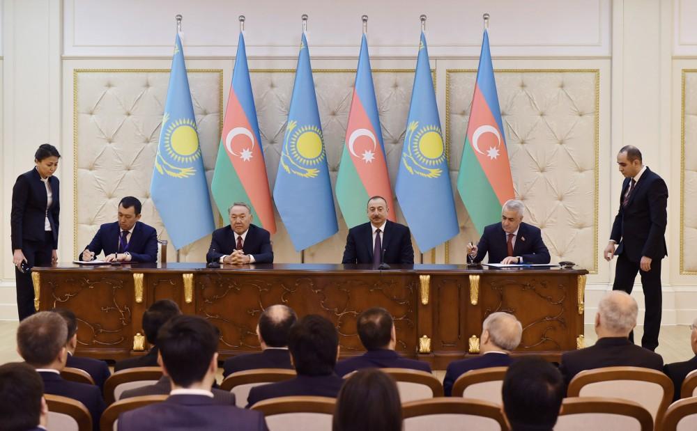 Azerbaijan, Kazakhstan sign documents (PHOTO)