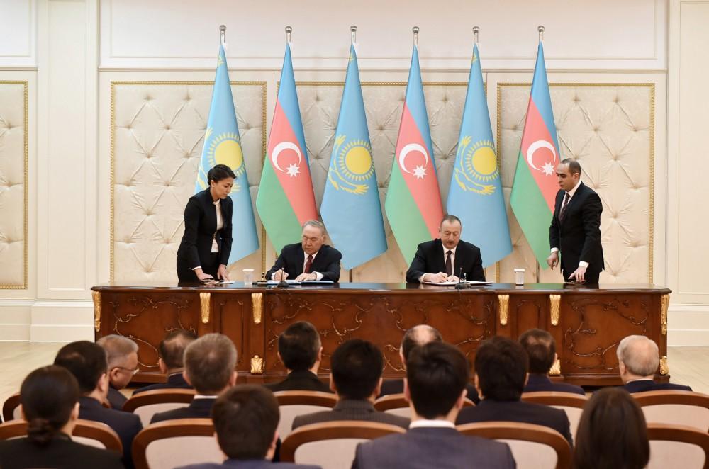 Azerbaijan, Kazakhstan sign documents (PHOTO)