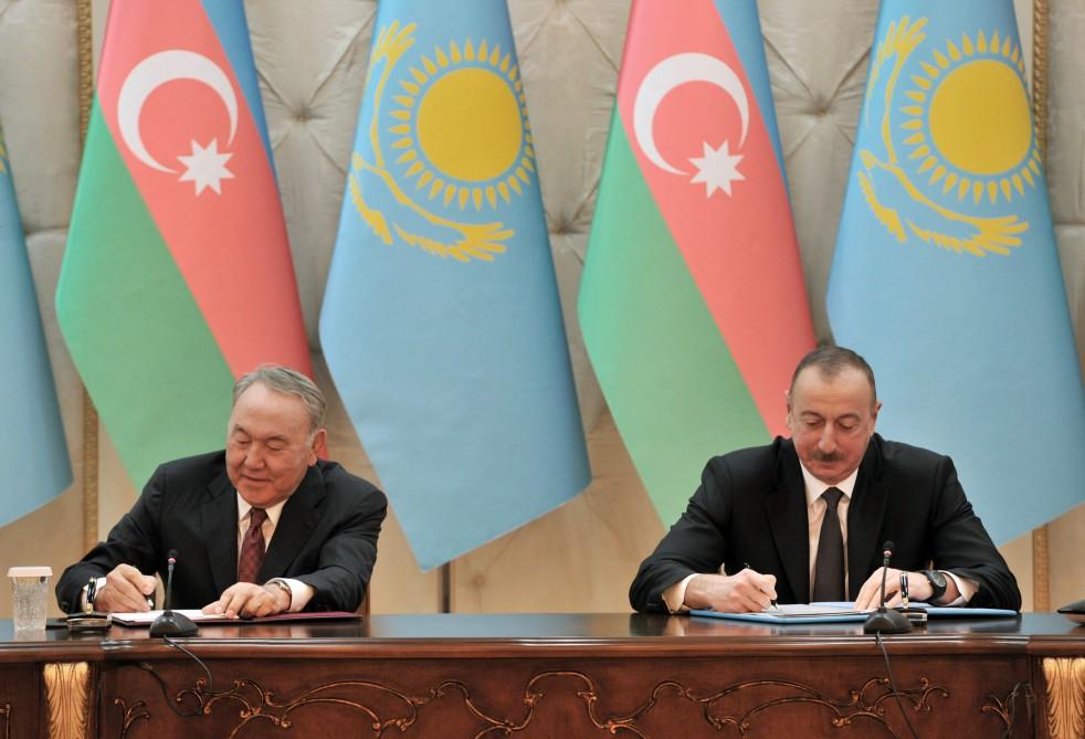 Azerbaijan, Kazakhstan sign documents (PHOTO)