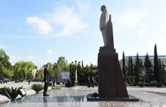 İlham Aliyev visited statue of national leader Heydar Aliyev in Yevlakh (PHOTO)