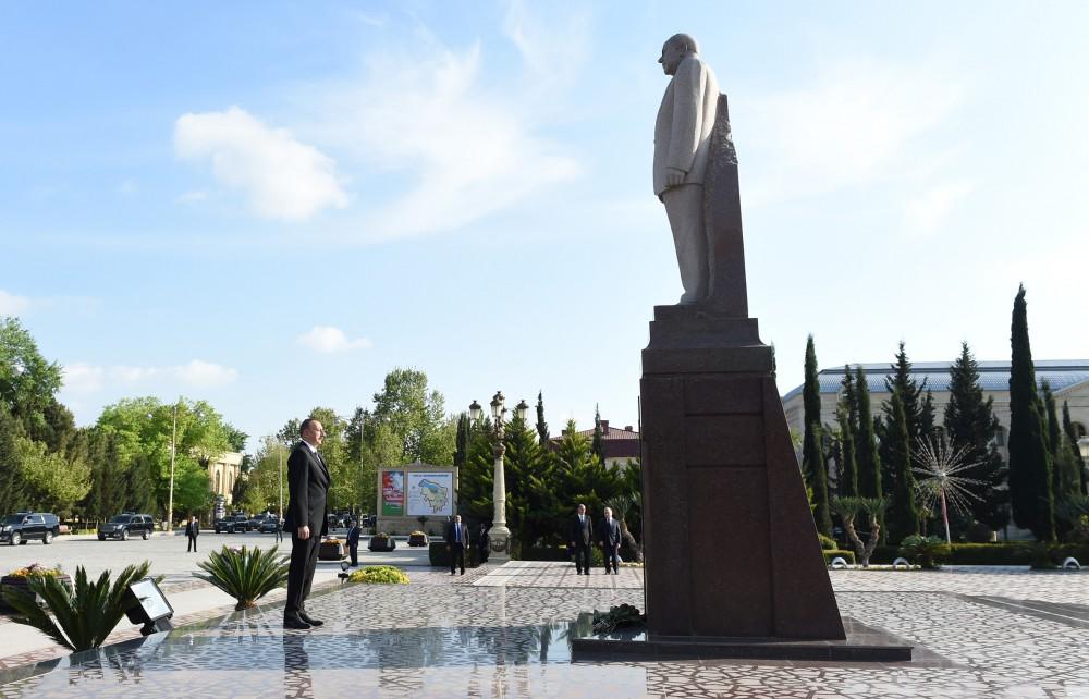 İlham Aliyev visited statue of national leader Heydar Aliyev in Yevlakh (PHOTO)
