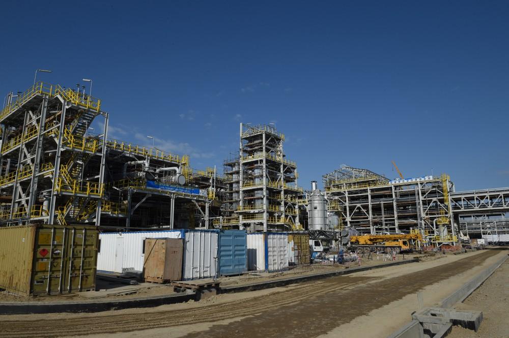 Ilham Aliyev views construction at carbamide plant in Sumgayit (PHOTO)