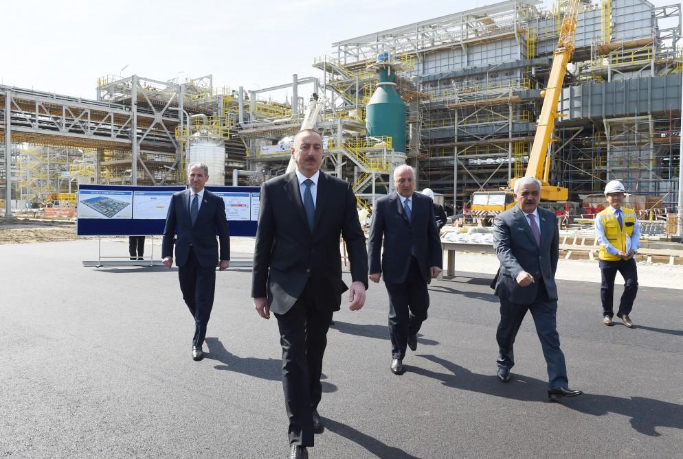 Ilham Aliyev views construction at carbamide plant in Sumgayit (PHOTO)