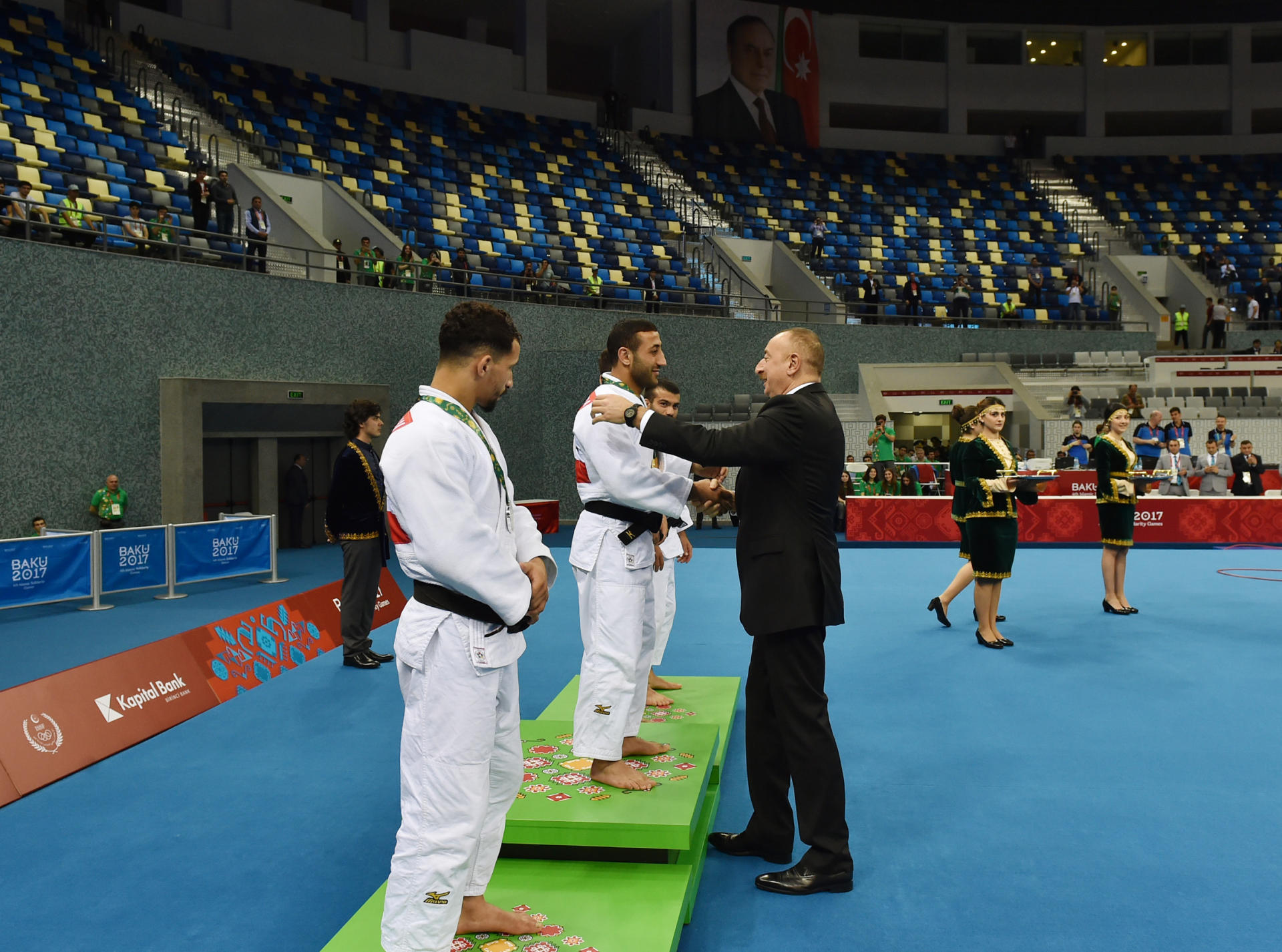 Azerbaijan’s president awards winners in judo at Baku 2017 (VIDEO)
