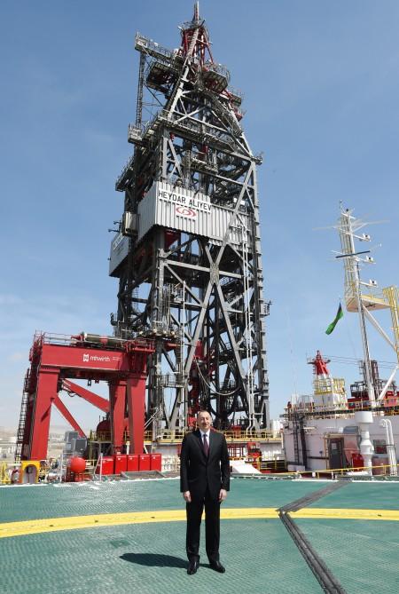Ilham Aliyev attends opening of drilling rig named after Heydar Aliyev (PHOTO)